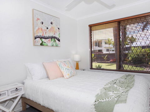 April 19 4 Bedroom Home On Canal With Pool Pontoon Aircon & WiFi! - Kingaroy Accommodation 5
