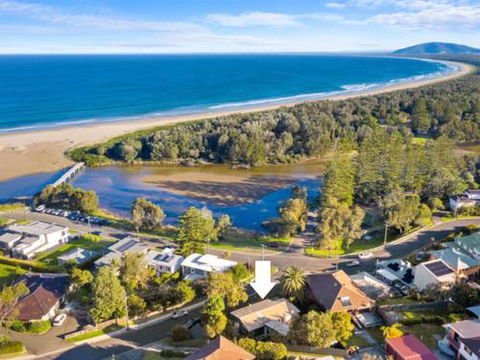 BOMBORA Gerroa 4pm Check Out Sundays - Kingaroy Accommodation 0