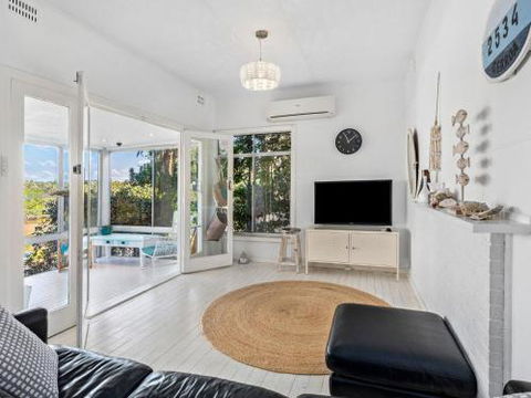 BOMBORA Gerroa 4pm Check Out Sundays - Kingaroy Accommodation 4