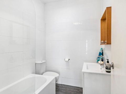BOMBORA Gerroa 4pm Check Out Sundays - Kingaroy Accommodation 6