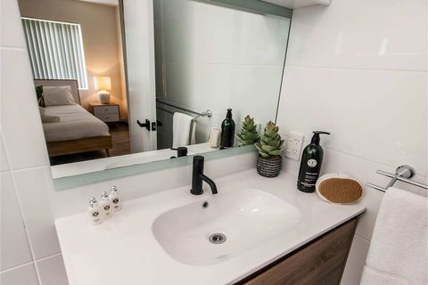 Stylish Apartment In Leafy South Perth - Kingaroy Accommodation 4