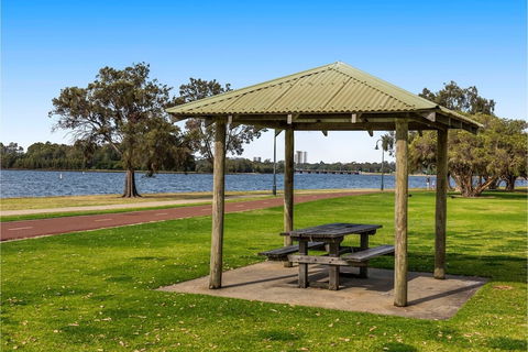 Stylish Apartment In Leafy South Perth - Kingaroy Accommodation 6