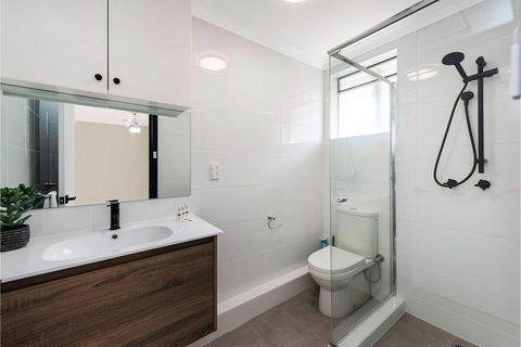 Bright 1BR Apartment Close To Foreshore & Cbd - Kingaroy Accommodation 3