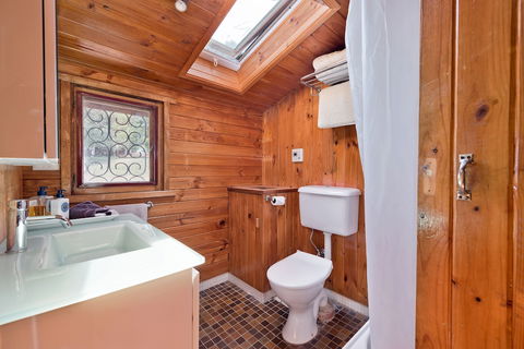 Crackenback Cottage 1884 - Kingaroy Accommodation 4