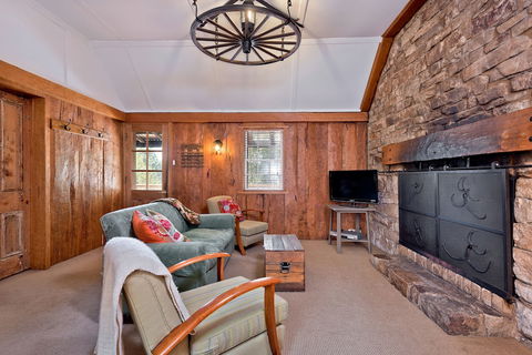 Crackenback Cottage 1884 - Kingaroy Accommodation 1