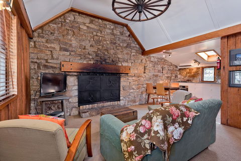 Crackenback Cottage 1884 - Kingaroy Accommodation 3