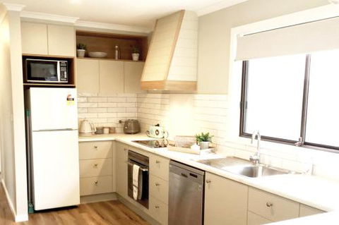 Charlottes Honor River & Golf Cottage - Kingaroy Accommodation 4
