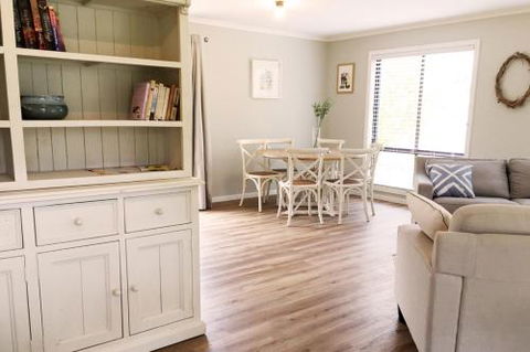Charlottes Honor River & Golf Cottage - Kingaroy Accommodation 3