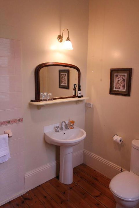 Palm House - Kingaroy Accommodation 5