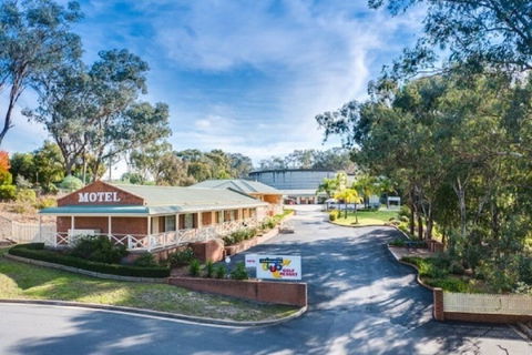 Commercial Golf Resort - Kingaroy Accommodation 0