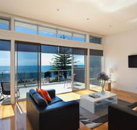 Penguin Waterfront Escape - Kingaroy Accommodation