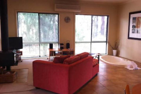 Idyllic Retreat For 4 People In Beautiful Otway Ranges, Recharge & Refresh In Hot Tub - Kingaroy Accommodation 5