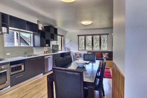 Cape Cod - Kingaroy Accommodation 7
