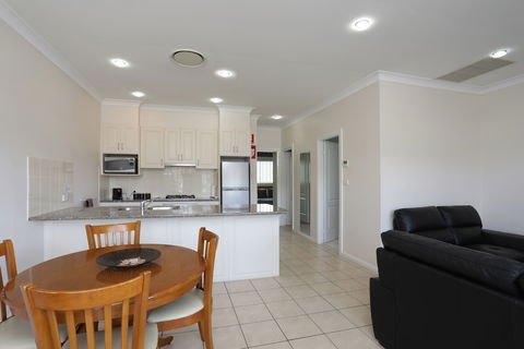 Cadman Motor Inn & Apartments - Kingaroy Accommodation 4