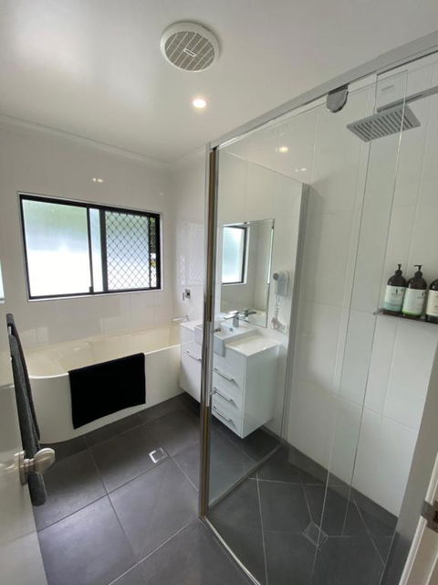 Cooktown Harbour View Luxury Apartments - Kingaroy Accommodation 4