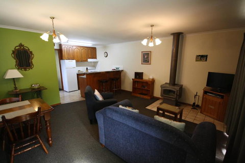 Halls Gap Log Cabins - Kingaroy Accommodation 4