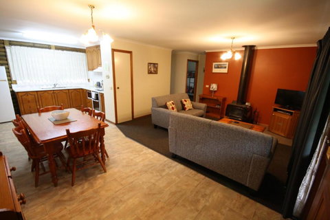 Halls Gap Log Cabins - Kingaroy Accommodation 1