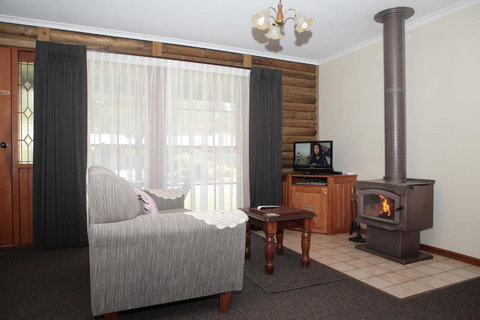 Halls Gap Log Cabins - Kingaroy Accommodation 2