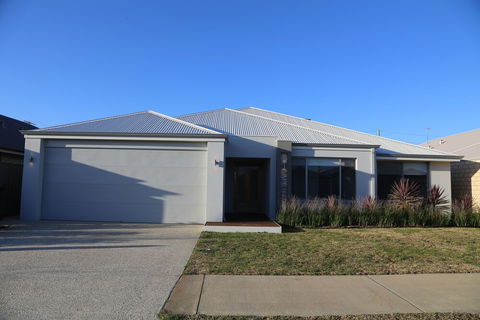 Rainbow Dream House PERTH Holiday Home - Kingaroy Accommodation 0