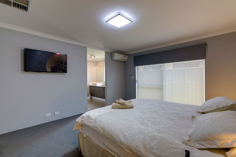 Rainbow Dream House PERTH Holiday Home - Kingaroy Accommodation 2
