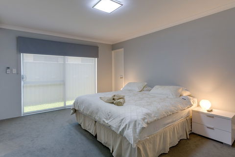 Rainbow Dream House PERTH Holiday Home - Kingaroy Accommodation 6