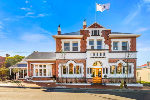 Cygnet Old Bank Cafe - Kingaroy Accommodation 0