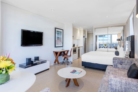 Meriton Suites Broadbeach - Kingaroy Accommodation 0