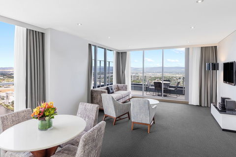 Meriton Suites Broadbeach - Kingaroy Accommodation 5