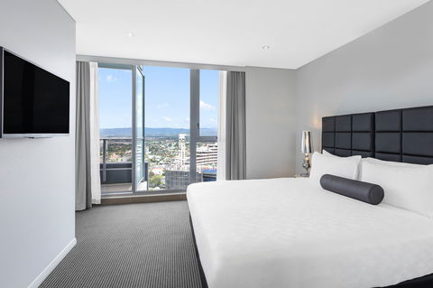 Meriton Suites Broadbeach - Kingaroy Accommodation 6