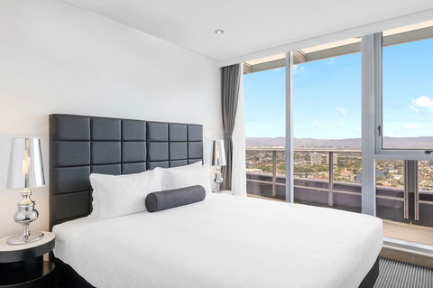 Meriton Suites Broadbeach - Kingaroy Accommodation 7