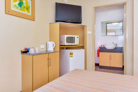 Econo Lodge Karratha - Kingaroy Accommodation 11