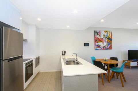 IQ Smart Apartments 704 Braddon ACT - Kingaroy Accommodation 4