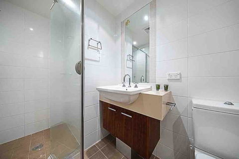 Spacious 1BR Stylish New Acton Apartment +Parking - Kingaroy Accommodation 17