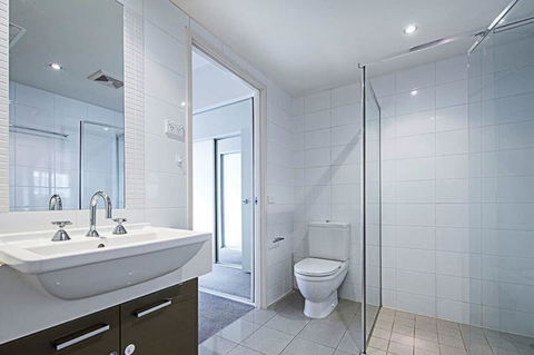 Spacious 1BR Stylish New Acton Apartment +Parking - Kingaroy Accommodation 9