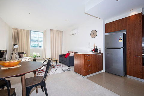 Spacious 1BR Stylish New Acton Apartment +Parking - Kingaroy Accommodation 5