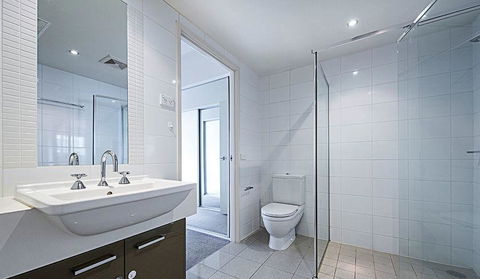 Spacious 1BR Stylish New Acton Apartment +Parking - Kingaroy Accommodation 3