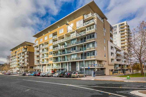 Spacious 1BR Stylish New Acton Apartment +Parking - Kingaroy Accommodation 13