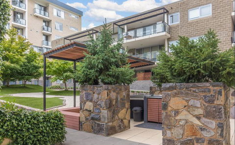 Spacious 1BR Stylish New Acton Apartment +Parking - Kingaroy Accommodation 1