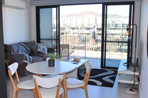 Stylish, Modern, Cute As A Button - Braddon CBD - Kingaroy Accommodation 5