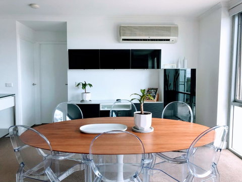 Staying Places - The Avenue - Kingaroy Accommodation 0