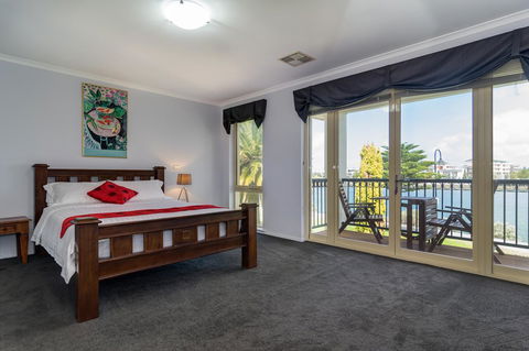 Port Adelaide Harbourside House - Kingaroy Accommodation 6