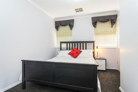 Port Adelaide Harbourside House - Kingaroy Accommodation 9