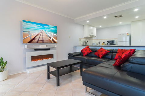 Port Adelaide Harbourside House - Kingaroy Accommodation 3
