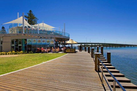Lakeside Waterfront Apartment The Entrance - Kingaroy Accommodation 40
