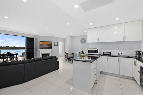 Lakeside Waterfront Apartment The Entrance - Kingaroy Accommodation 3