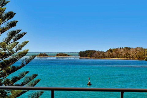 Lakeside Waterfront Apartment The Entrance - Kingaroy Accommodation 34