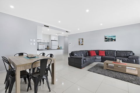 Lakeside Waterfront Apartment The Entrance - Kingaroy Accommodation 5