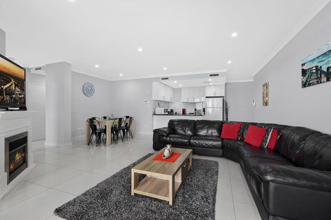 Lakeside Waterfront Apartment The Entrance - Kingaroy Accommodation 4
