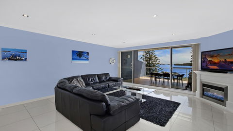 Lakeside Waterfront Apartment The Entrance - Kingaroy Accommodation 6