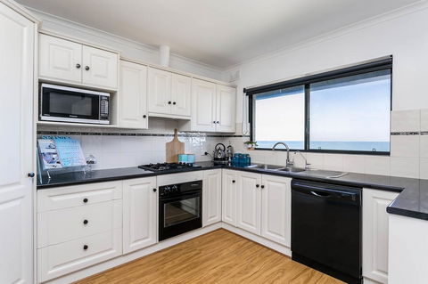 Blissful Beachfront Beachouse - Kingaroy Accommodation 8